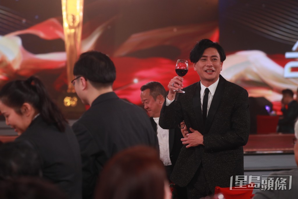 黃宗澤成晚滿場飛，周圍同人飲杯。