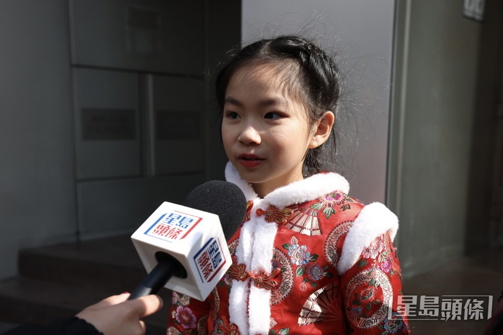 小朋友特意穿上“红当当”的传统服饰过新年。欧乐年摄 小朋友特意穿上“红当当”的传统服饰过新年。欧乐年摄