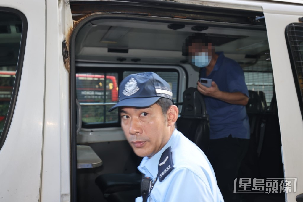 死者家屬上警車助查。