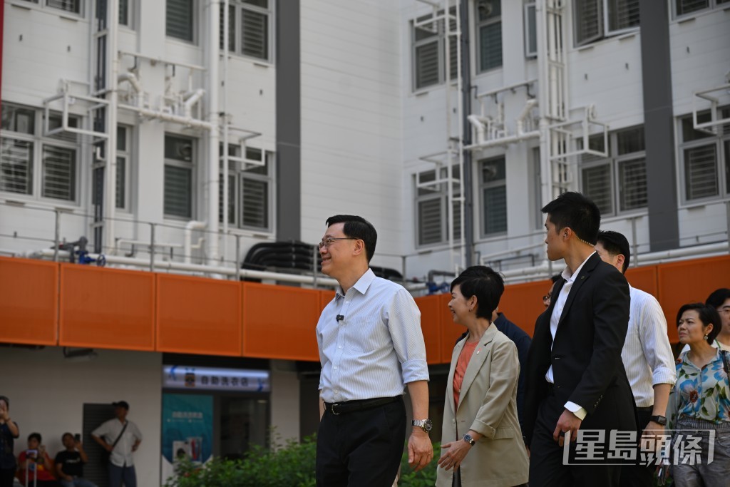 李家超與居民交流。劉駿軒攝 李家超與居民交流。劉駿軒攝