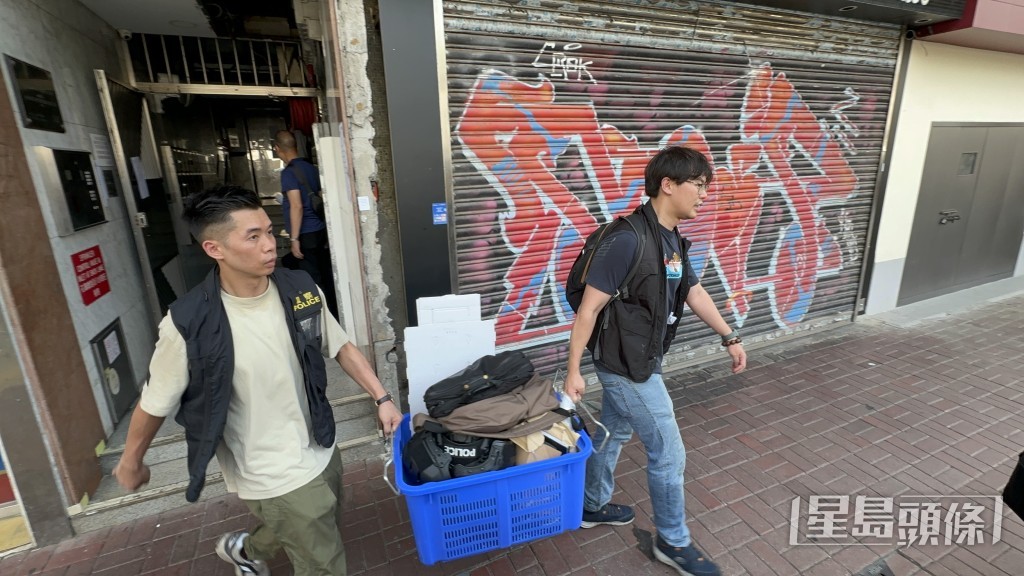 探員用膠箱帶走一批證物。梁國峰攝 探員用膠箱帶走一批證物。梁國峰攝