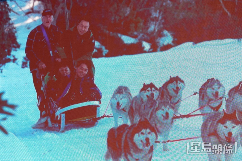黎耀祥、蕭正楠開心坐雪橇。