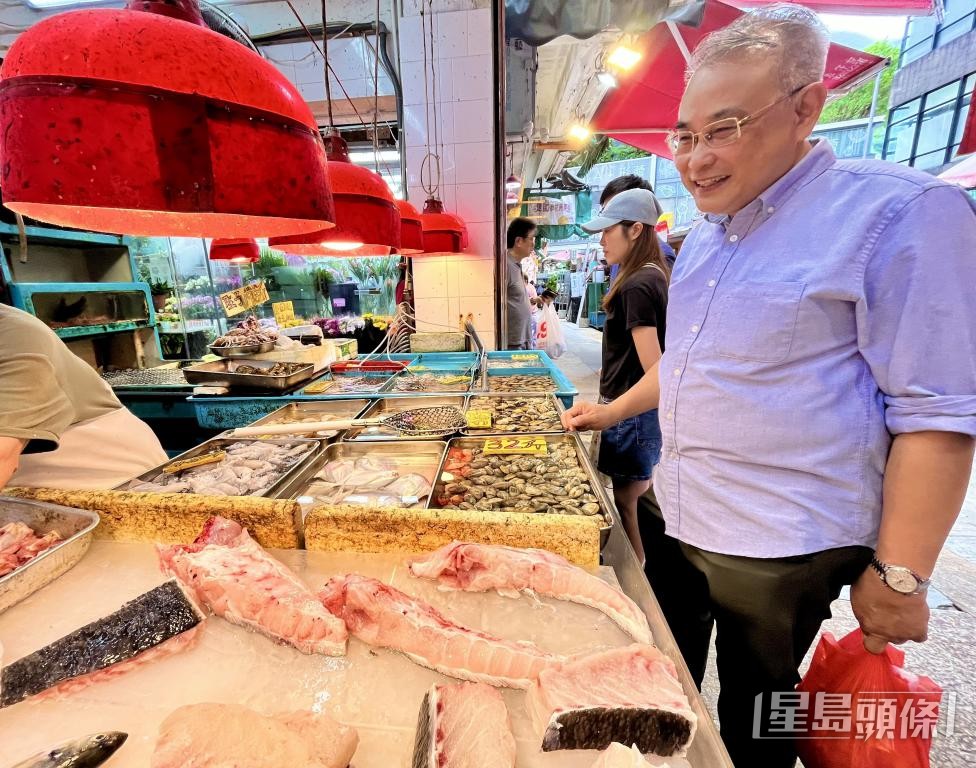 假日源栢樑會到街市「買餸」,藉跟商販及街坊交流減壓。 假日源栢樑會到街市「買餸」,藉跟商販及街坊交流減壓。