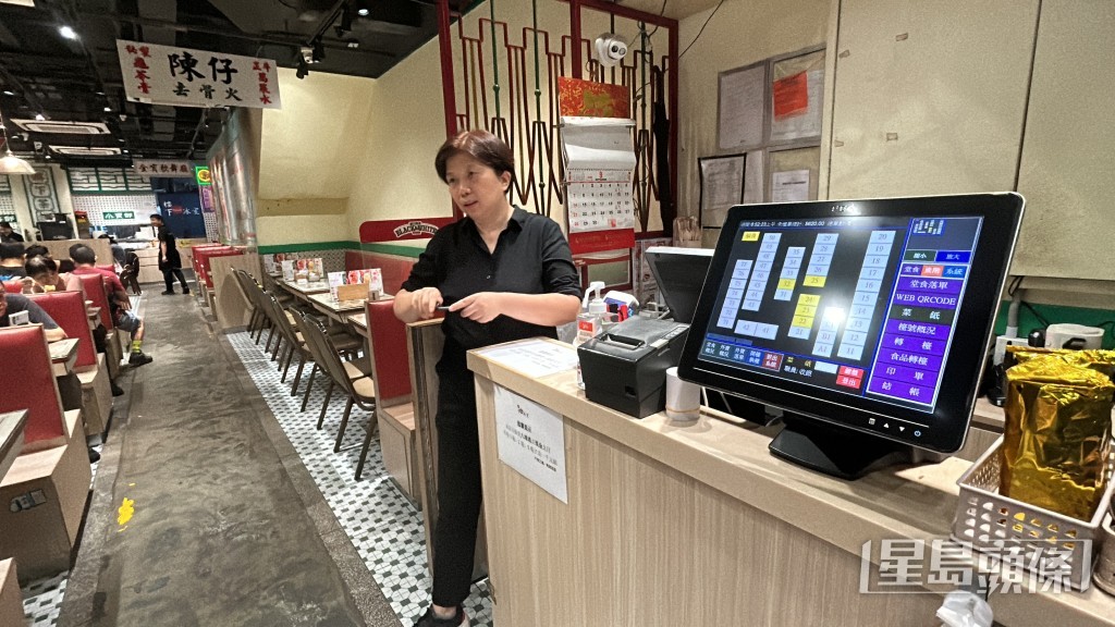 茶餐廳朱姓女職員坦言「希望快啲攪掂」可盡早解封。林思明攝 茶餐廳朱姓女職員坦言「希望快啲攪掂」可盡早解封。林思明攝