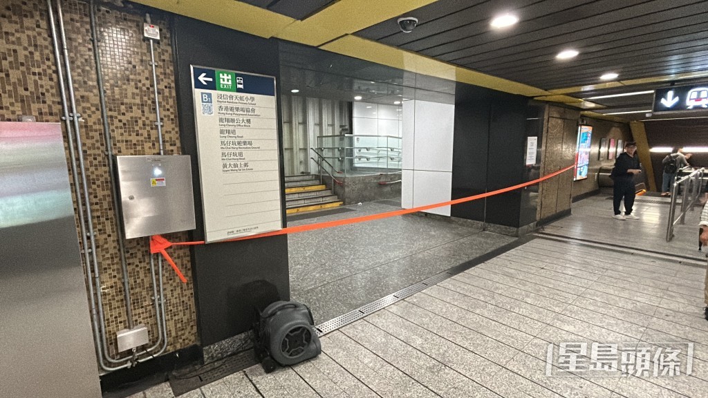 黃大仙站B3出口,會暫時關閉作防護措施。林思明攝 黃大仙站B3出口,會暫時關閉作防護措施。林思明攝