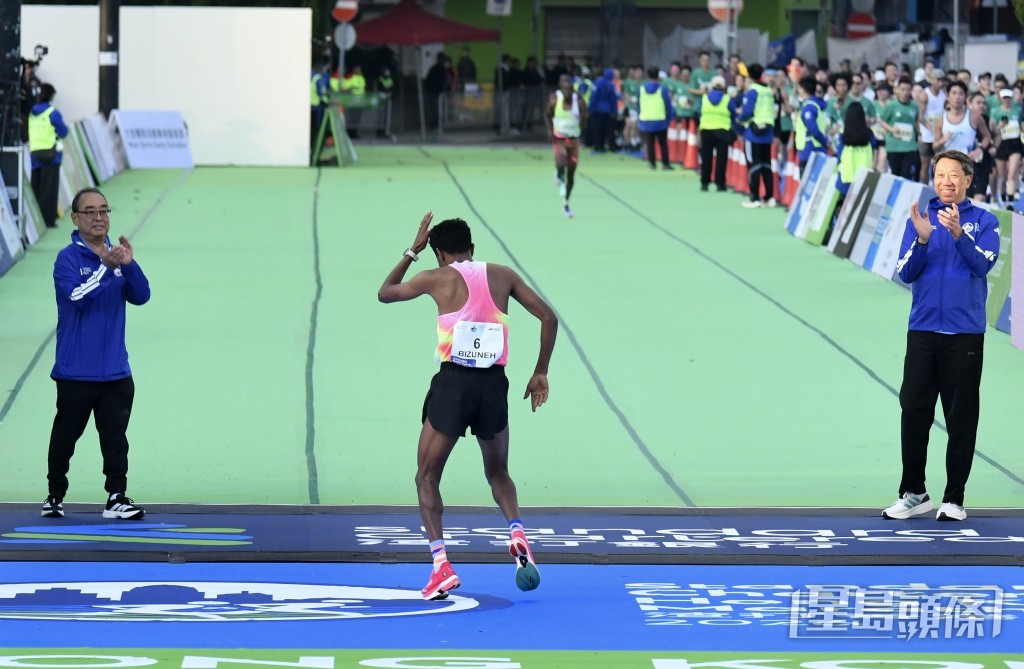 Bizuneh Melaku Belachew衝線後跳舞慶祝。 Bizuneh Melaku Belachew衝線後跳舞慶祝。