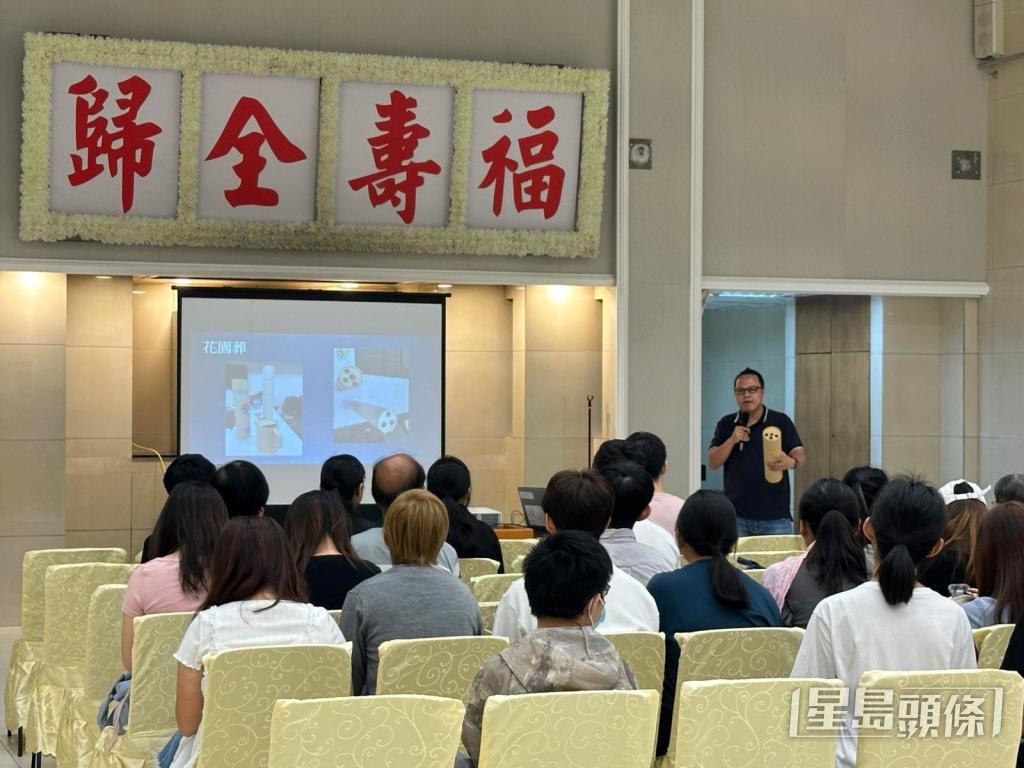 劉銳業帶學生參觀靈堂,破除禁忌。 劉銳業帶學生參觀靈堂,破除禁忌。