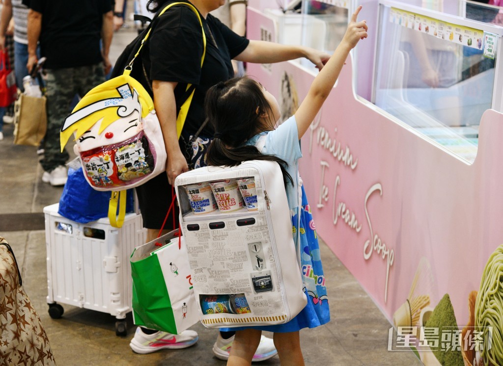 參展商各出奇招,有店舖特意調整熟食攤檔擺位以香氣吸客。 參展商各出奇招,有店舖特意調整熟食攤檔擺位以香氣吸客。