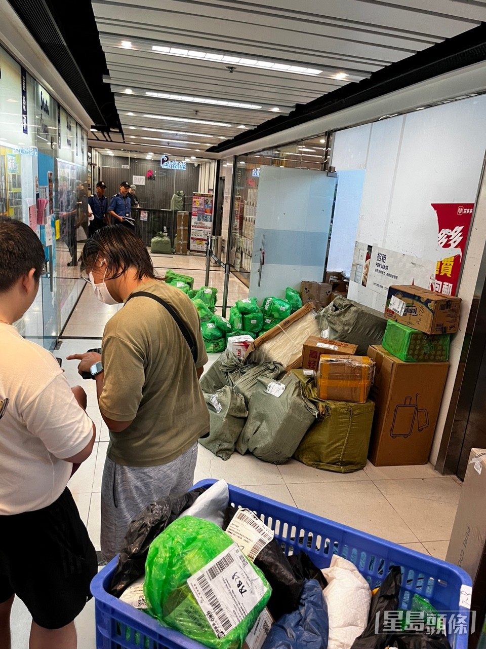 坑口南豐廣場自提點外堆滿貨物。 坑口南豐廣場自提點外堆滿貨物。