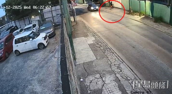 片段所見黑衣男由遠處走近車場。負責人提供CCTV