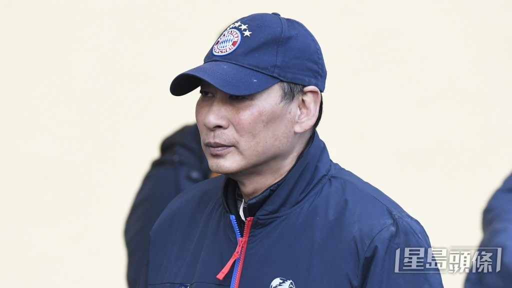 今朝「晶晶日上」单独出跳，课后郑俊伟更走去马房闸口接马。