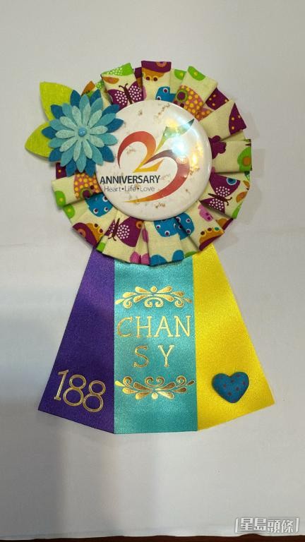 陳淑賢珍藏着本港進行心臟移植手術25周年的紀念品。 受訪者提供