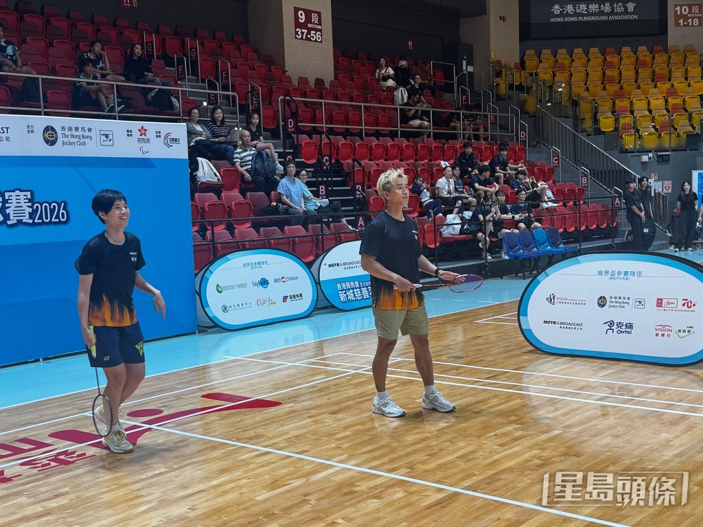 陳柏宇與退役羽毛球運動員一起進行雙打比賽。