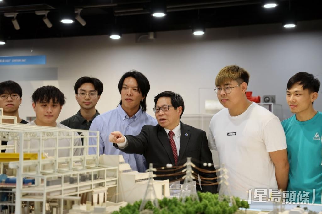 中电学院校长张建中(右三)向欧阳兆明(右四)等学员分享行业知识。 中电学院校长张建中(右三)向欧阳兆明(右四)等学员分享行业知识。