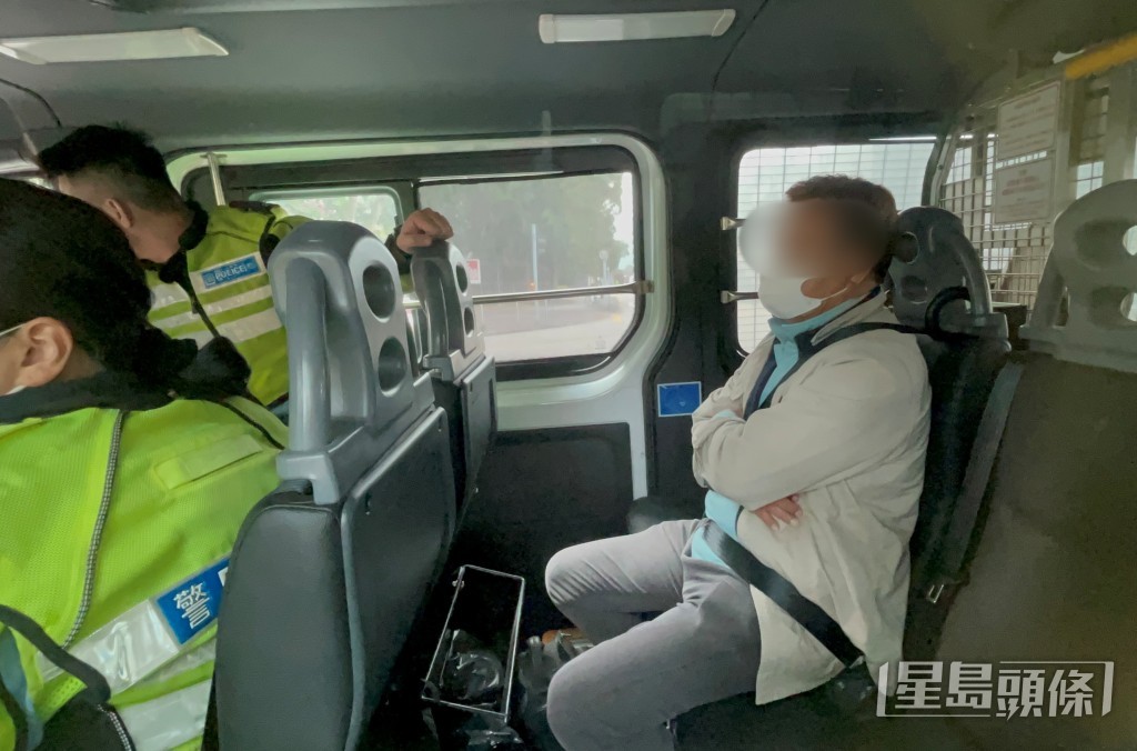 私家車司機被捕帶署調查。楊偉亨攝 私家車司機被捕帶署調查。楊偉亨攝