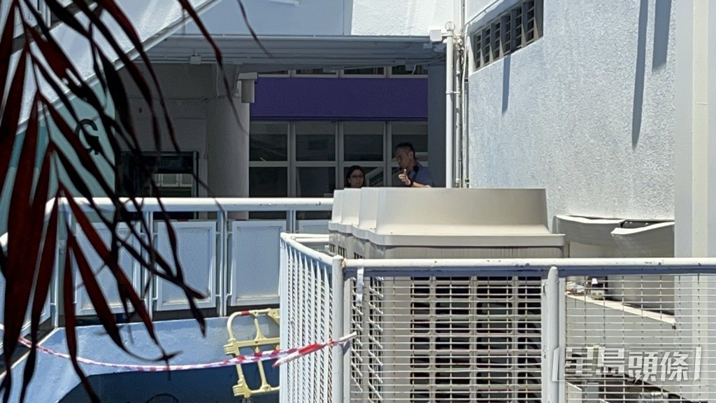 操場內有冷氣裝置。 操場內有冷氣裝置。