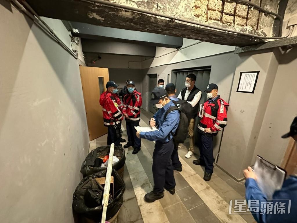 警方曾联同消防处突击搜查位于工厦的「无牌酒吧」。 警方曾联同消防处突击搜查位于工厦的「无牌酒吧」。