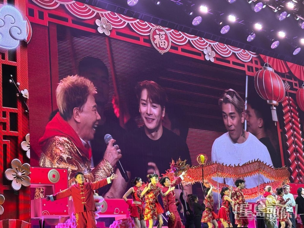 在台上演出。