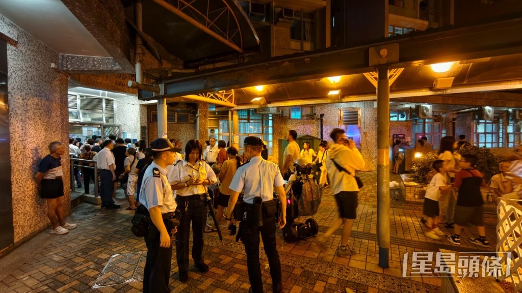 火警被救熄後,居民陸續返回單位。 火警被救熄後,居民陸續返回單位。