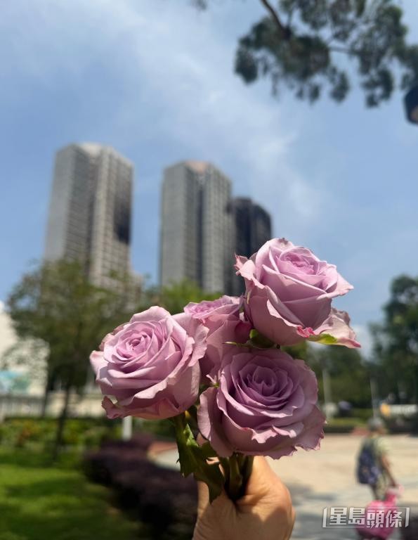 「毋忘爱」为宏福苑罹难者家属提供鲜花。 受访者提供