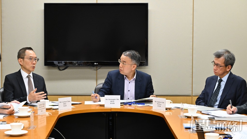 財經事務及庫務局局長許正宇(中)主持政府採購機制檢討專責小組首次會議,財經事務及庫務局常任秘書長(庫務)黎志華(右)和政府物流服務署署長陳嘉信(左)亦在場。政府新聞處圖片 財經事務及庫務局局長許正宇(中)主持政府採購機制檢討專責小組首次會議,財經事務及庫務局常任秘書長(庫務)黎志華(右)和政府物流服務署署長陳嘉信(左)亦在場。政府新聞處圖片