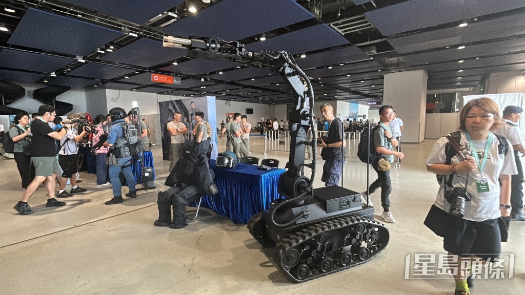 拆彈人員裝備及機器人。 拆彈人員裝備及機器人。