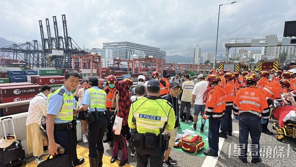 大批警員及救護員到場拯救。劉漢權攝 大批警員及救護員到場拯救。劉漢權攝