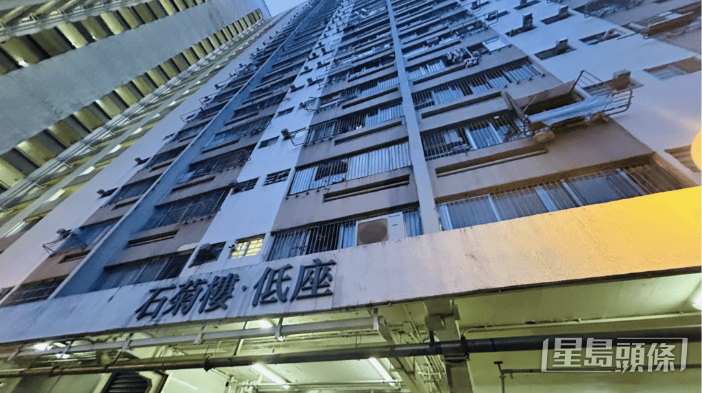 今日(31日)清晨5时许,一名中年男子从荃湾石围角邨低座飞堕地下,送仁济医院后证实死亡。蔡楚辉摄 今日(31日)清晨5时许,一名中年男子从荃湾石围角邨低座飞堕地下,送仁济医院后证实死亡。蔡楚辉摄