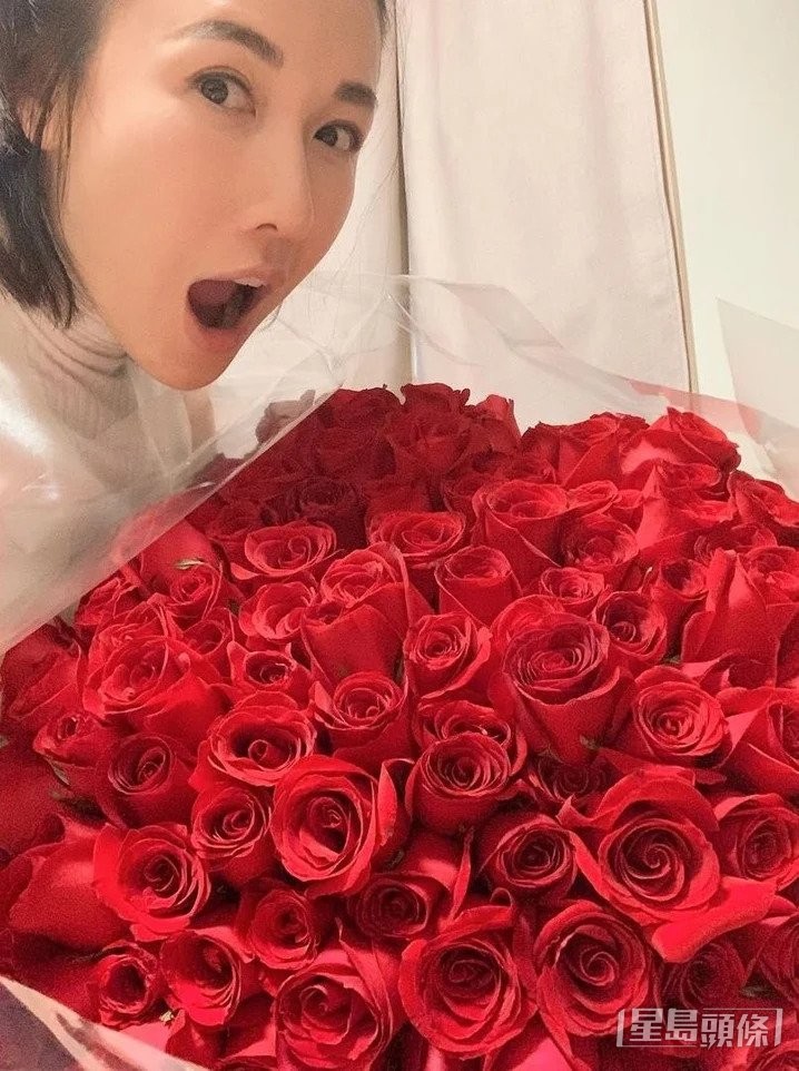 李施嬅2019年七夕大晒收到99朵玫瑰,不过无表明是谁送赠。 李施嬅2019年七夕大晒收到99朵玫瑰,不过无表明是谁送赠。