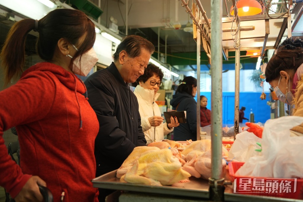 大年三十,不少市民外出購買年夜飯食材。吳艷玲攝 大年三十,不少市民外出購買年夜飯食材。吳艷玲攝