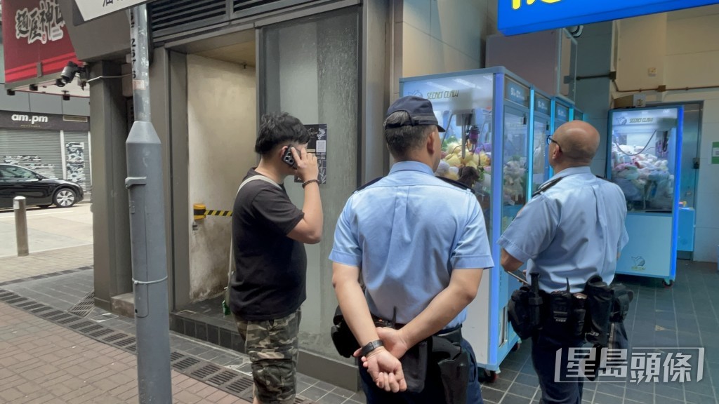 黑衫為店主在場協查。 黑衫為店主在場協查。