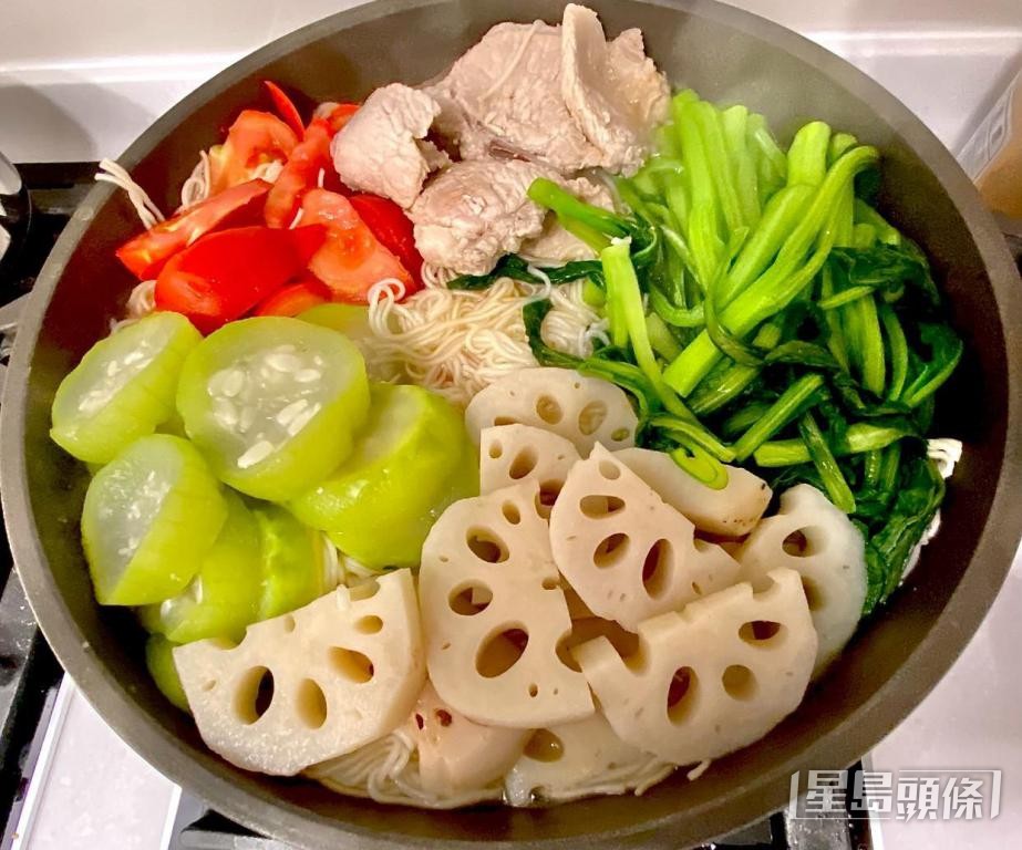 源栢樑與家人崇尚健康飲食,奉行多菜少肉,並以麵食取代米飯。受訪者提供 源栢樑與家人崇尚健康飲食,奉行多菜少肉,並以麵食取代米飯。受訪者提供