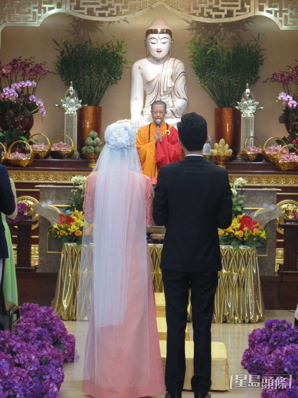 陳貝兒的婚禮採佛教儀式進行，並由滿連法師主持。