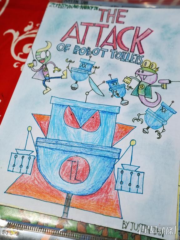 譚皓之創作逾千角色,家中堆滿過百本畫簿。 譚皓之創作逾千角色,家中堆滿過百本畫簿。