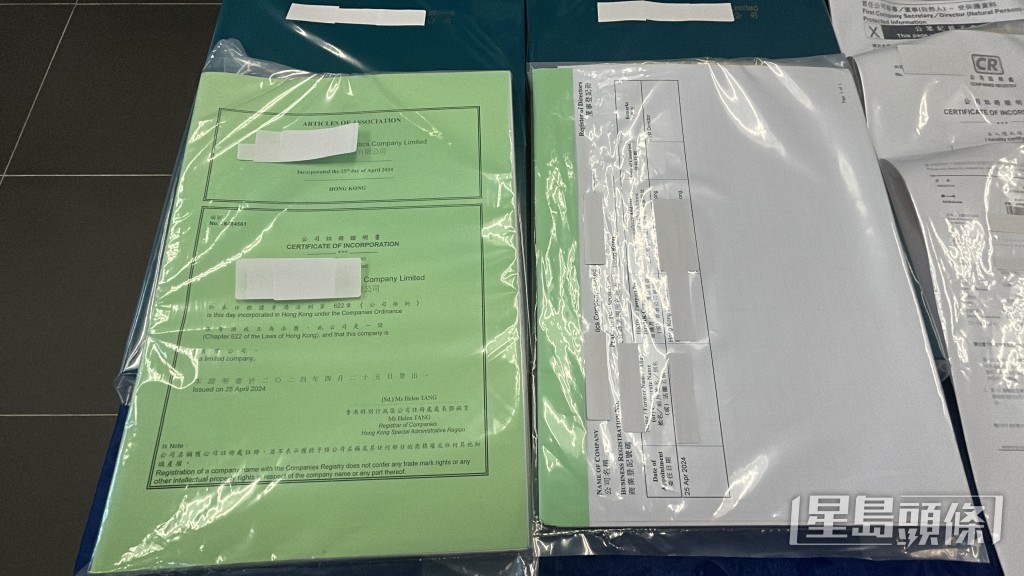 警方展示檢獲的證物。林思明攝
