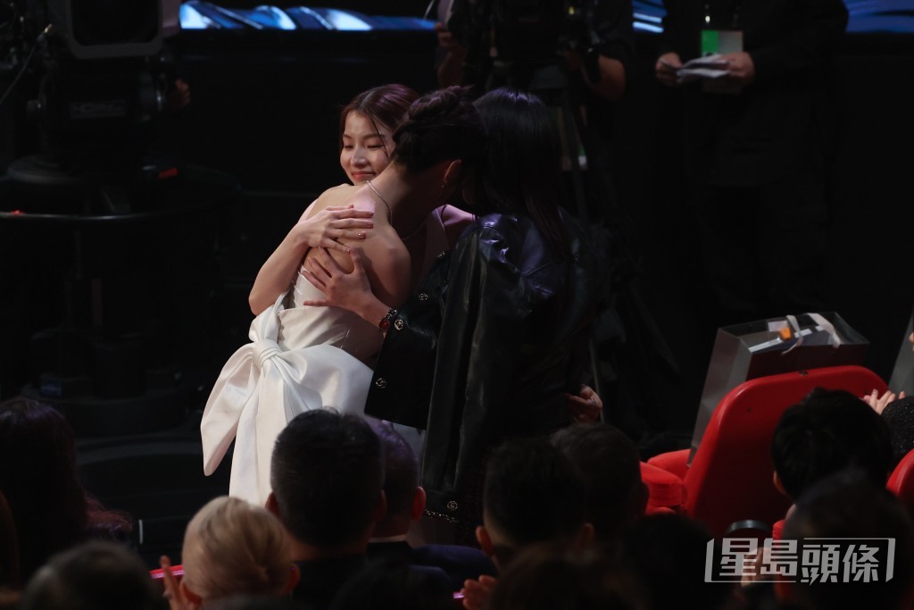 祝紫嫣和許恩怡恭喜謝咏欣再次獲獎。 ​  ​