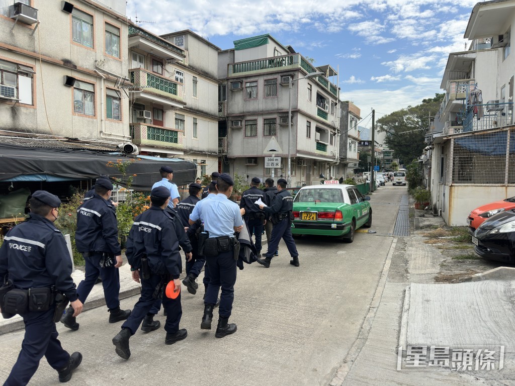 藍帽子到場為重組案情維持秩序。梁國峰攝