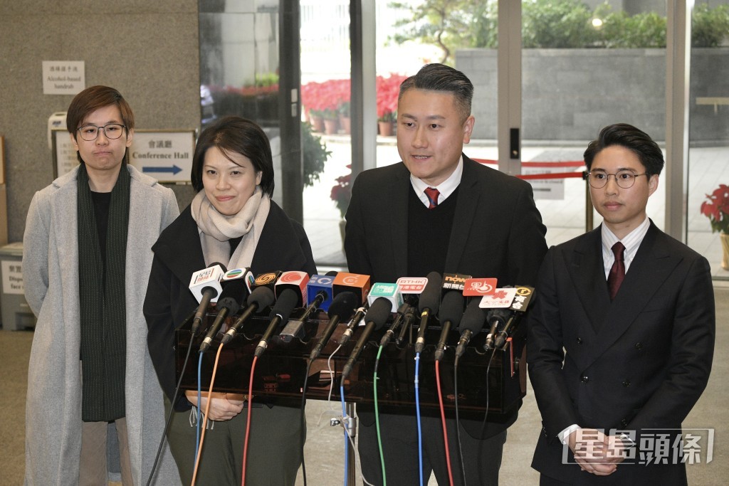 民建联陈凯荣（右）、姚铭（右二）等候选任区议员会后见记者。陈浩元摄