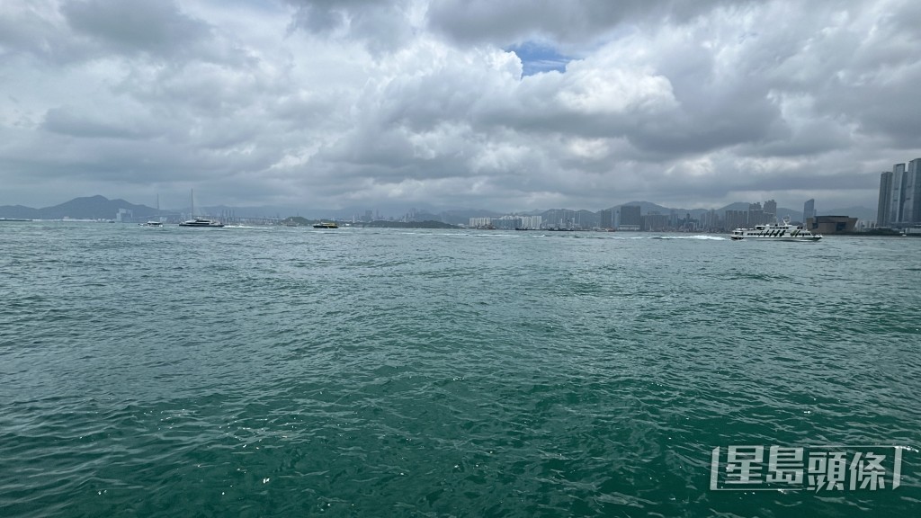 女事主在離岸50米海面載浮載沉。林思明攝