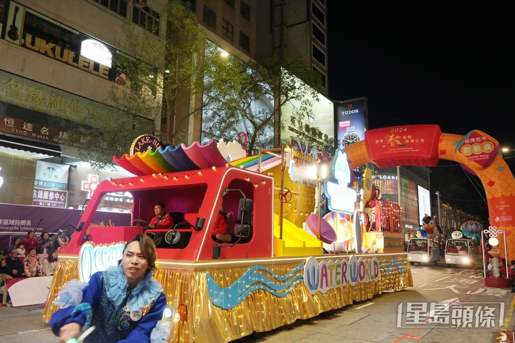 港府舉辦新春花車巡遊等活動,農曆年吸引逾125萬人次內地旅客訪港。 港府舉辦新春花車巡遊等活動,農曆年吸引逾125萬人次內地旅客訪港。