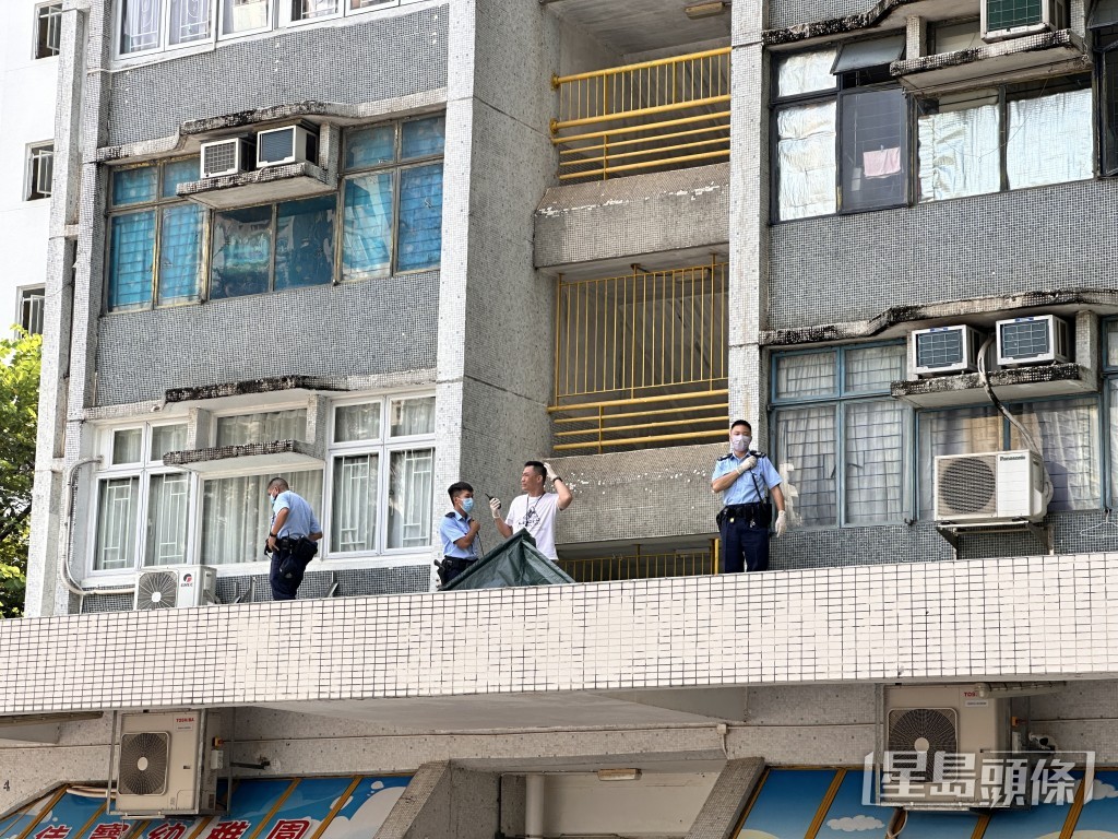 警員在平台上調查。梁國峰攝 警員在平台上調查。梁國峰攝