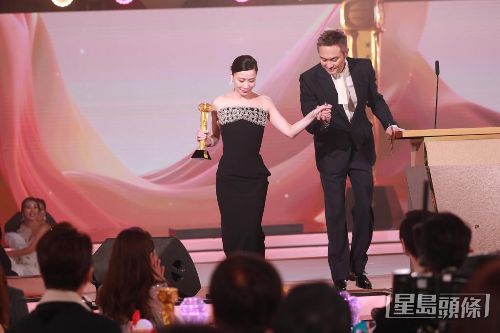 阿佘奪得「最佳女主角」後請出「初哥哥」張智霖，兩位舊拍檔重聚，chilam緊係有紳士風度扶阿佘落台。