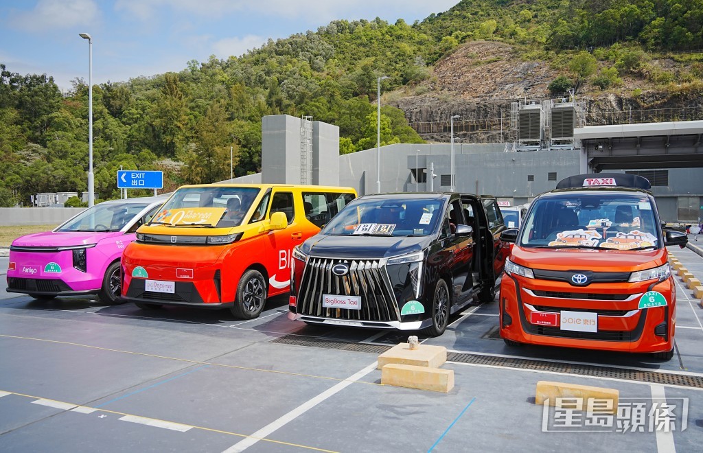 5個中標車隊在早前的啟動禮上「大曬冷」展示旗下車隊。資料圖片 5個中標車隊在早前的啟動禮上「大曬冷」展示旗下車隊。資料圖片