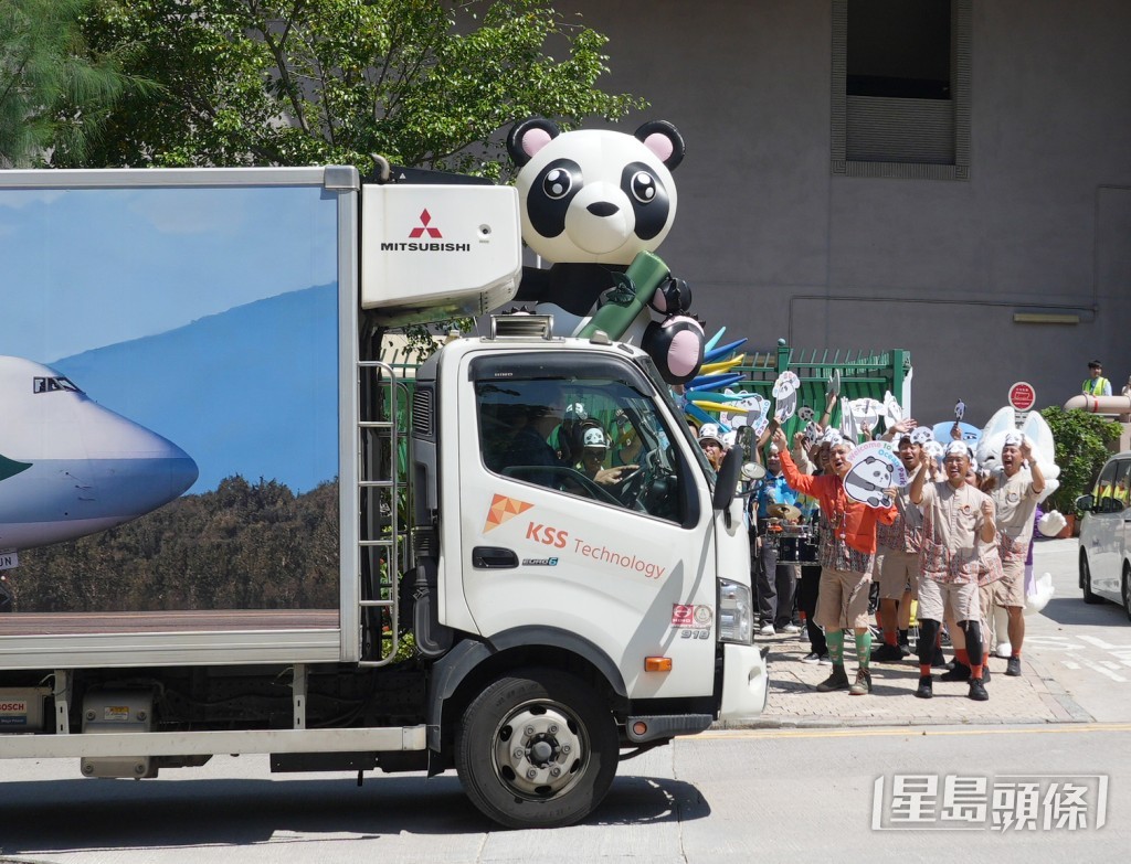 「安安」「可可」安全抵達海洋公園。歐樂年攝