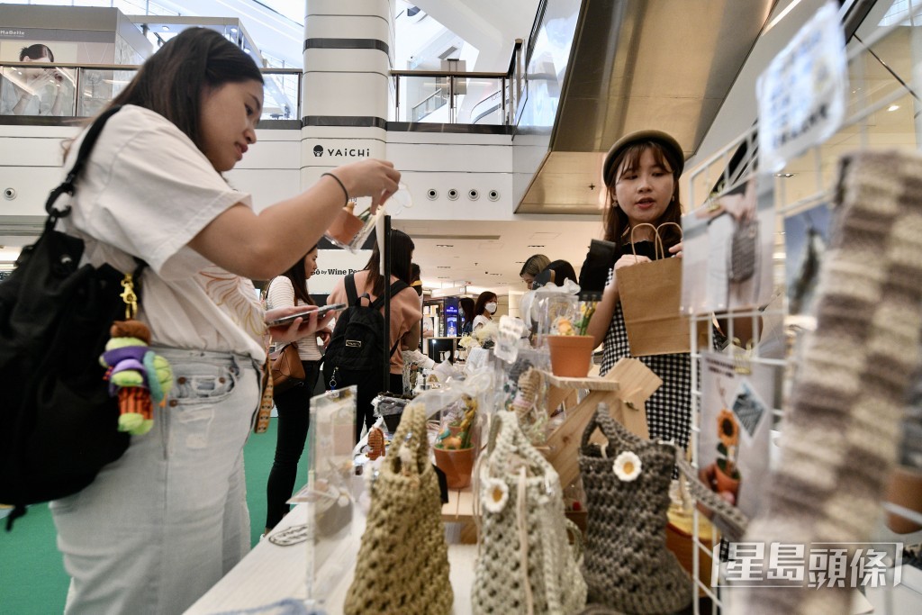 攤檔網羅木製擺設、自製蠟燭、桌上遊戲、天然護膚品和手工藝品等產品。盧江球攝 攤檔網羅木製擺設、自製蠟燭、桌上遊戲、天然護膚品和手工藝品等產品。盧江球攝