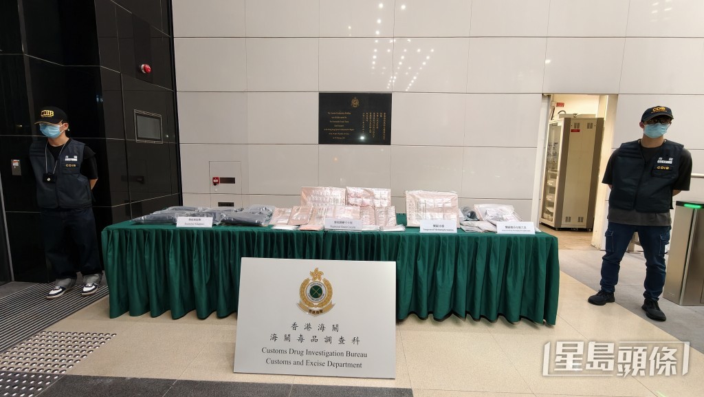 海關展示兩宗案件涉案證物。黃文威攝