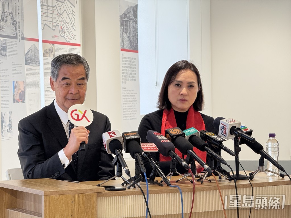 共享基金會主席、全國政協副主席梁振英（左）和共享基金會總幹事陳英凝（右）。