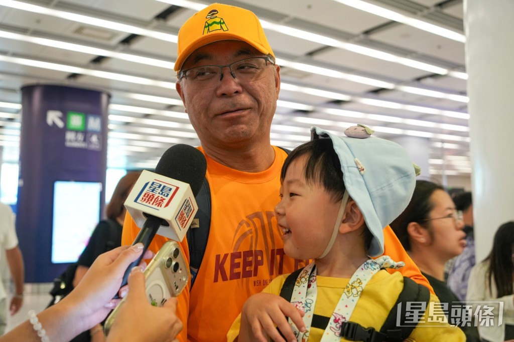 何先生一家七口則選擇報名旅行團,準備出發到佛山肇慶三天兩夜。 何先生一家七口則選擇報名旅行團,準備出發到佛山肇慶三天兩夜。