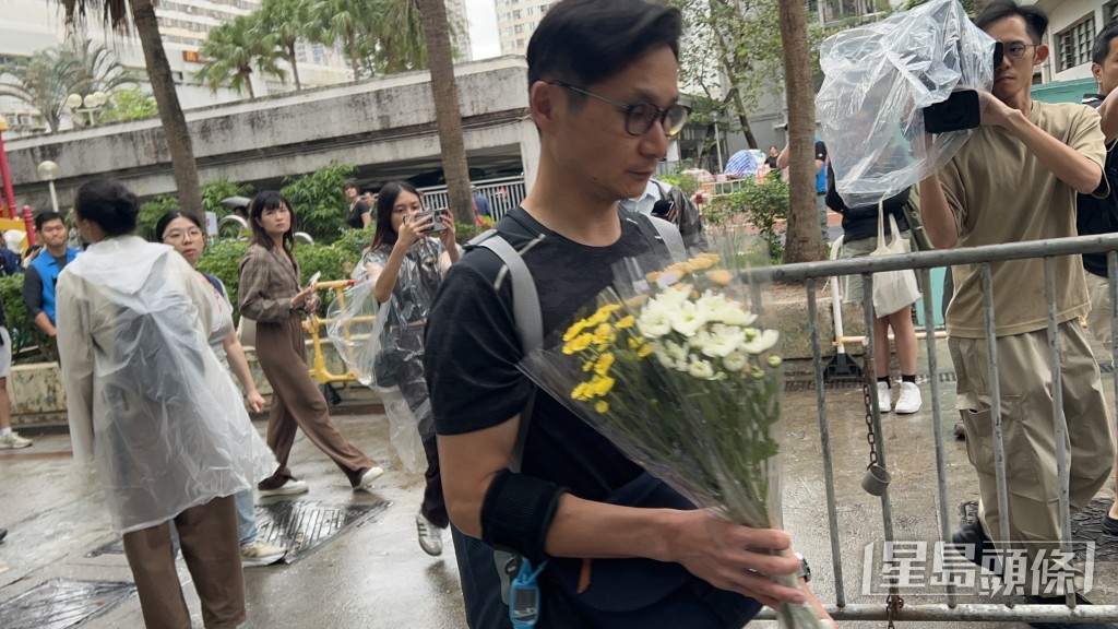 有居民帶來鮮花悼念。 有居民帶來鮮花悼念。