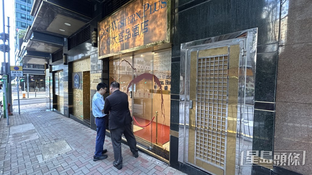 酒店玻璃門遭潑紅蠟。蔡楚輝攝